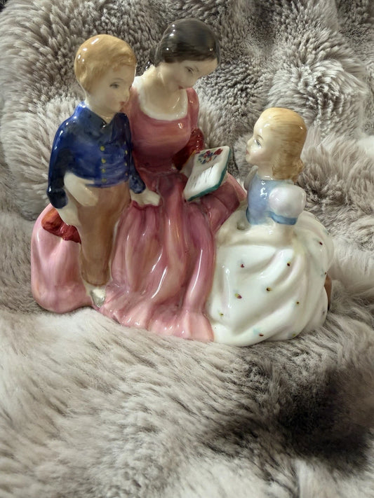 🌙 Royal Doulton Figurine – The Bedtime Story (c. 1959)