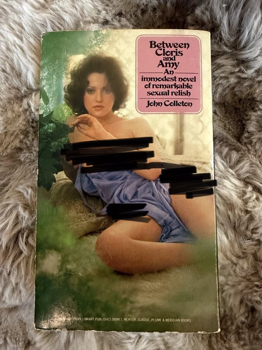 Vintage 1976 First Signet Printing Between Cloris and Amy John Colleton