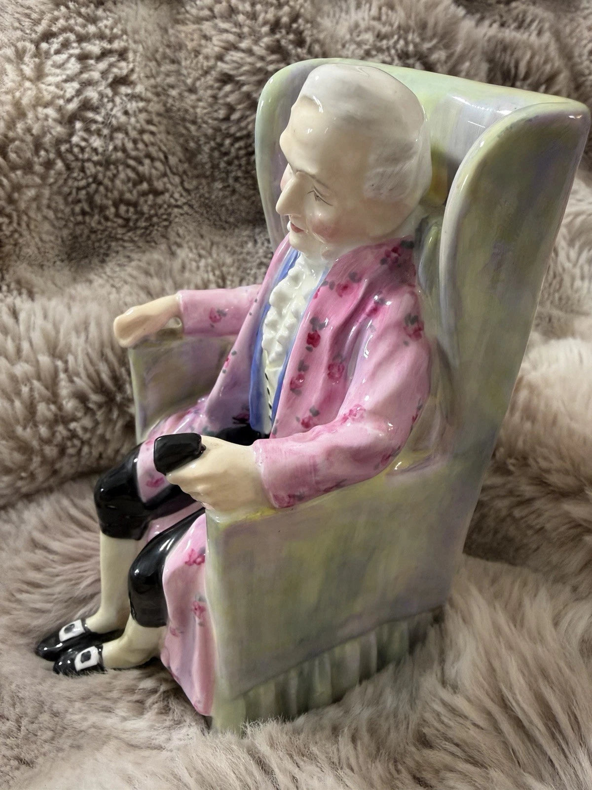 🎩 Royal Doulton Figurine – “Darby” HN2024