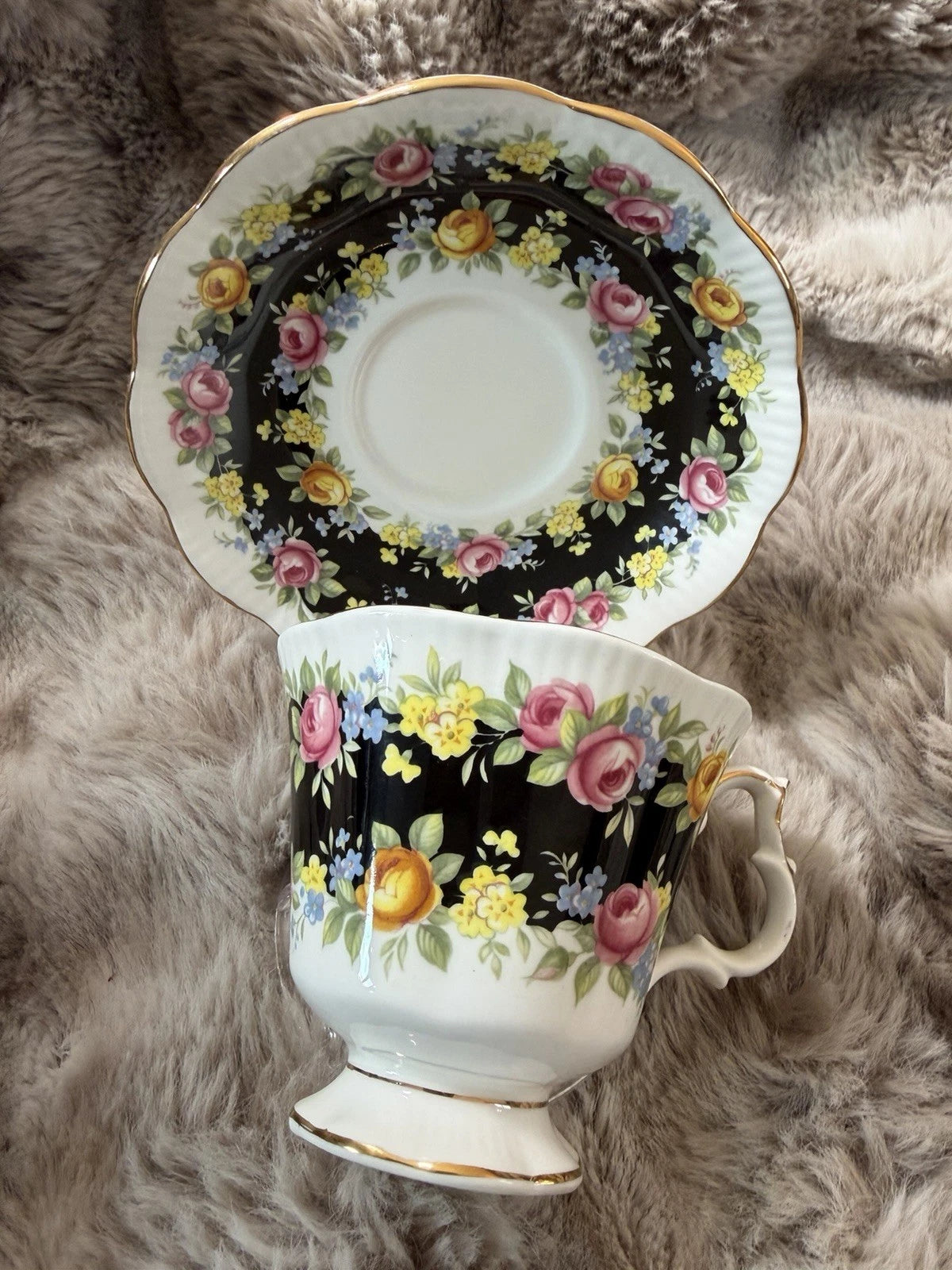 Royal Albert Garland Series Fascination Teacup And Saucer - Pings