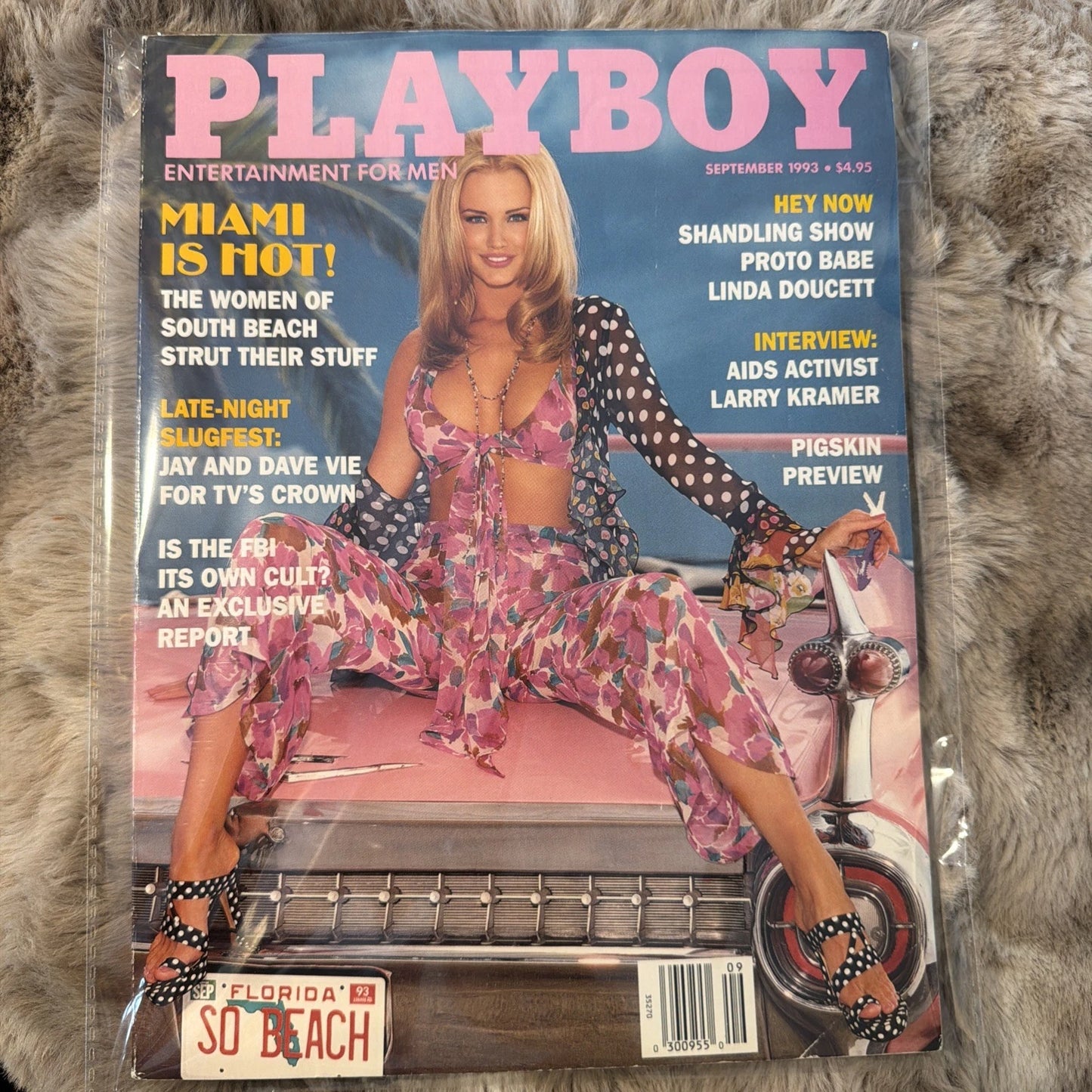 PLAYBOY MAGAZINE.September 1993 Miamis Beach Women!! CENTERFOLD INSIDE.