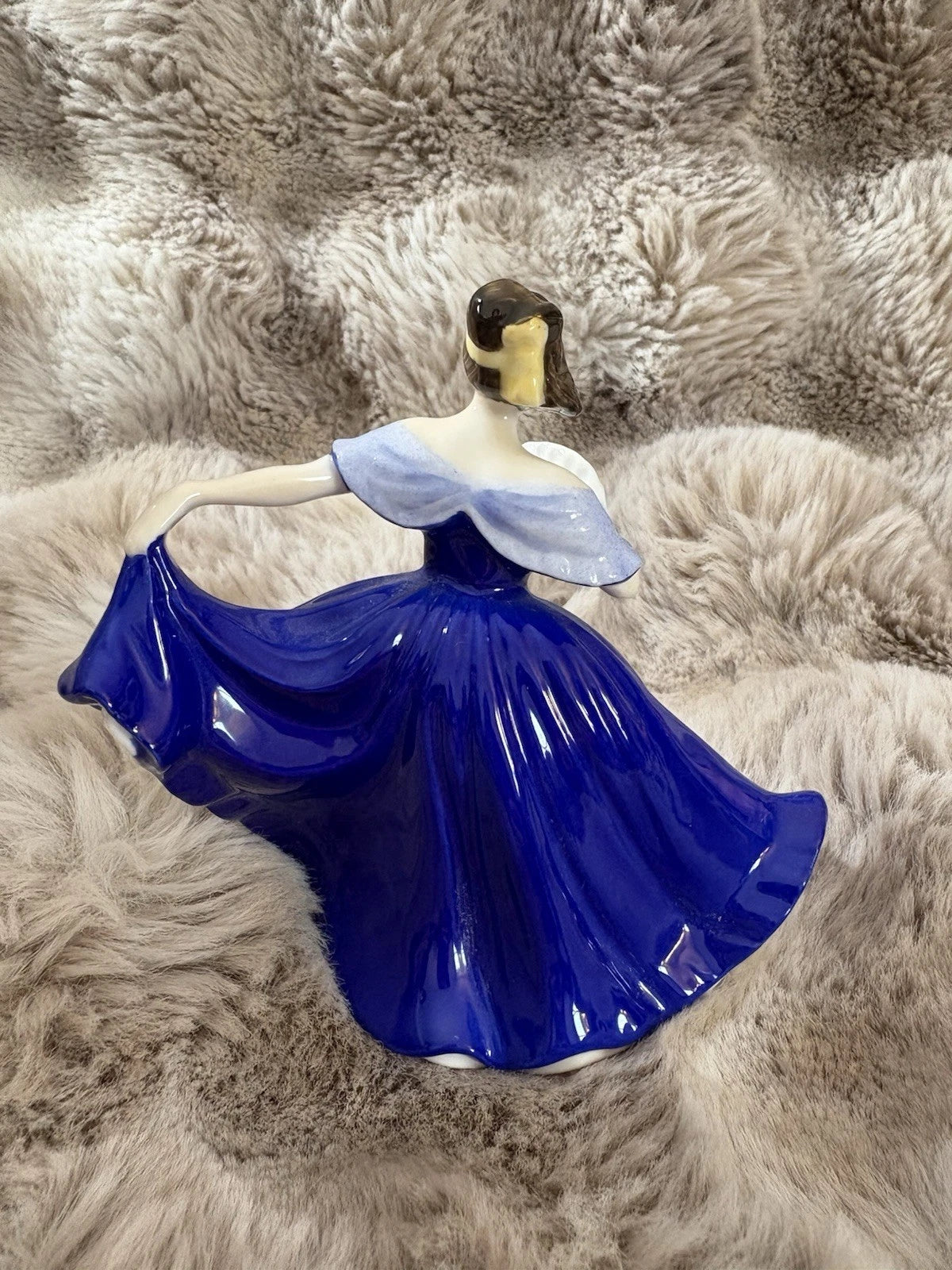 Royal Doulton Figurine – Elaine HN3214 – Fine Bone China