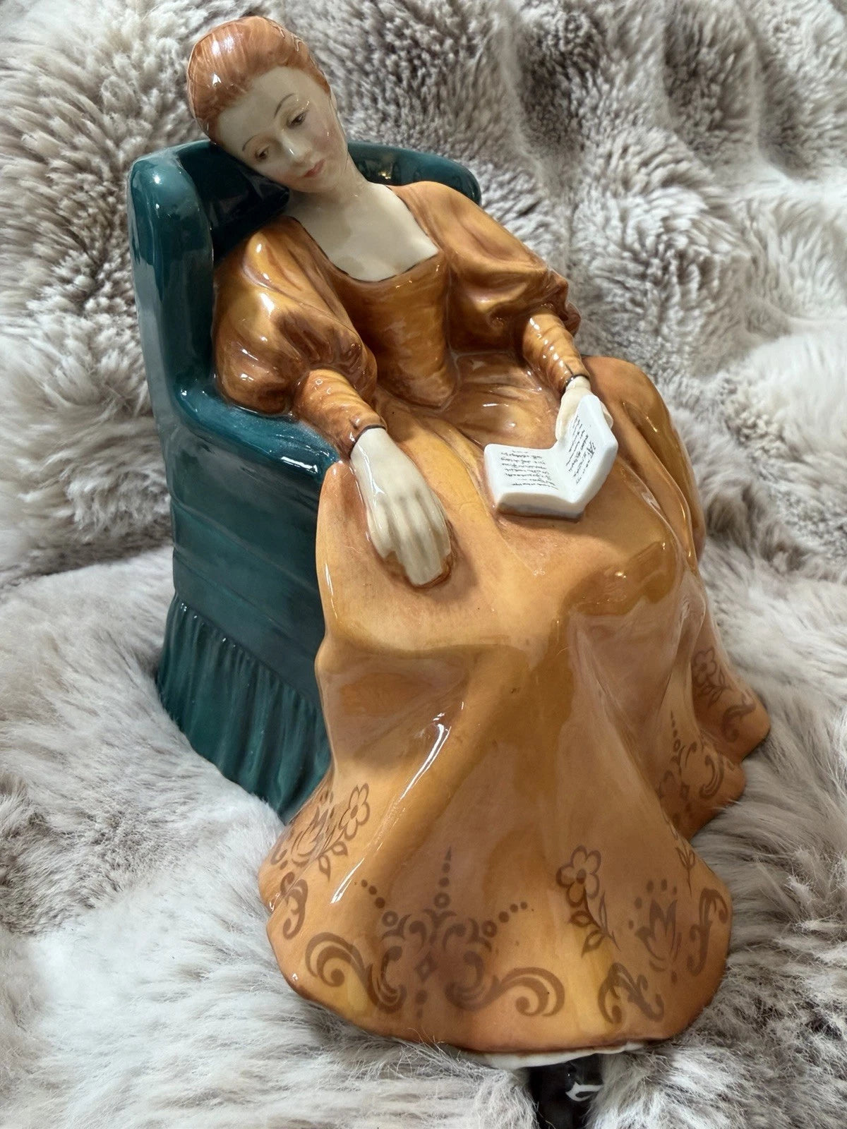 💕 Royal Doulton Figurine – Romance HN2430 (1971)