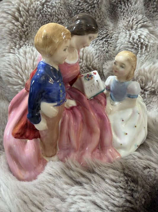 🌙 Royal Doulton Figurine – The Bedtime Story (c. 1959)