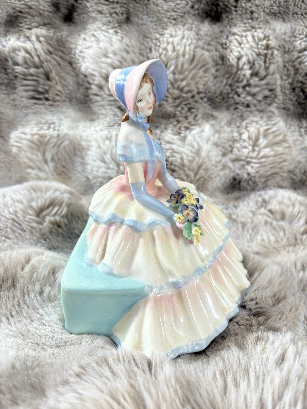 Royal Doulton Figurine “Daydreams” – HN1731 – Bone China