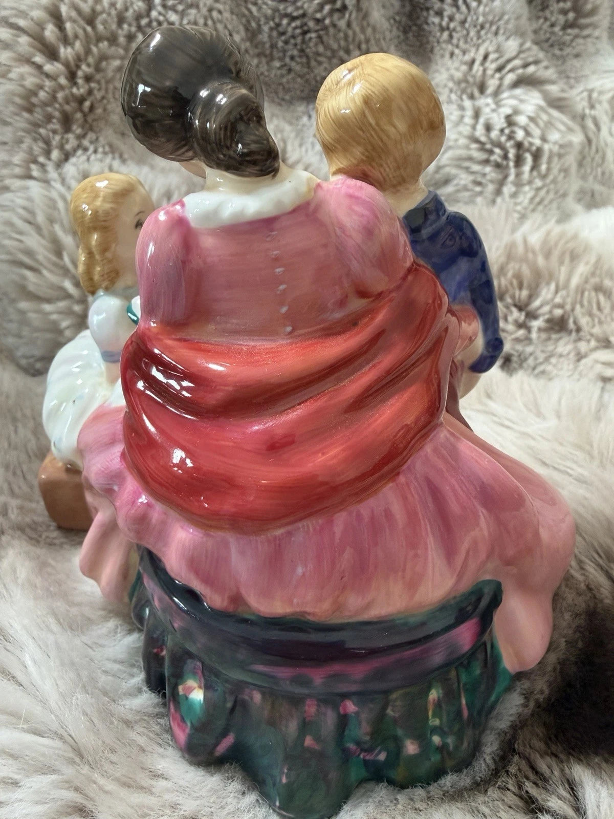 🌙 Royal Doulton Figurine – The Bedtime Story (c. 1959)