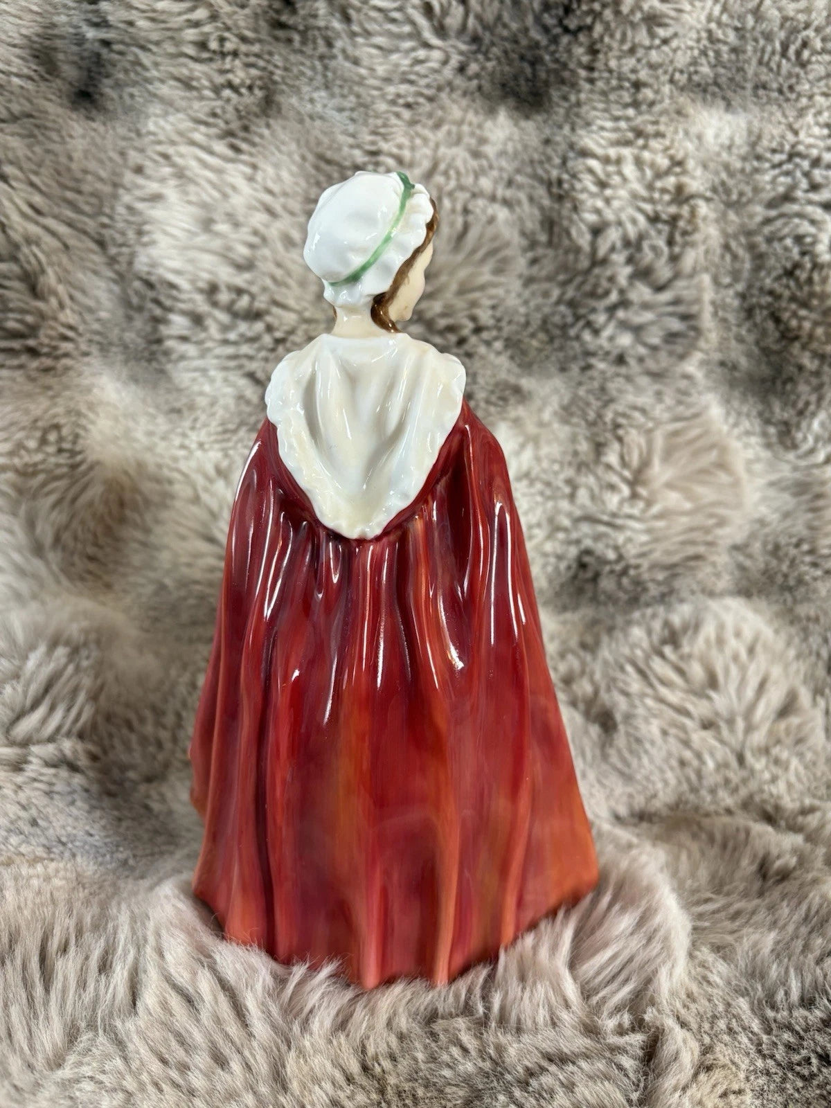 Royal Doulton “Bess” Figurine HN2002 – Bone China – England