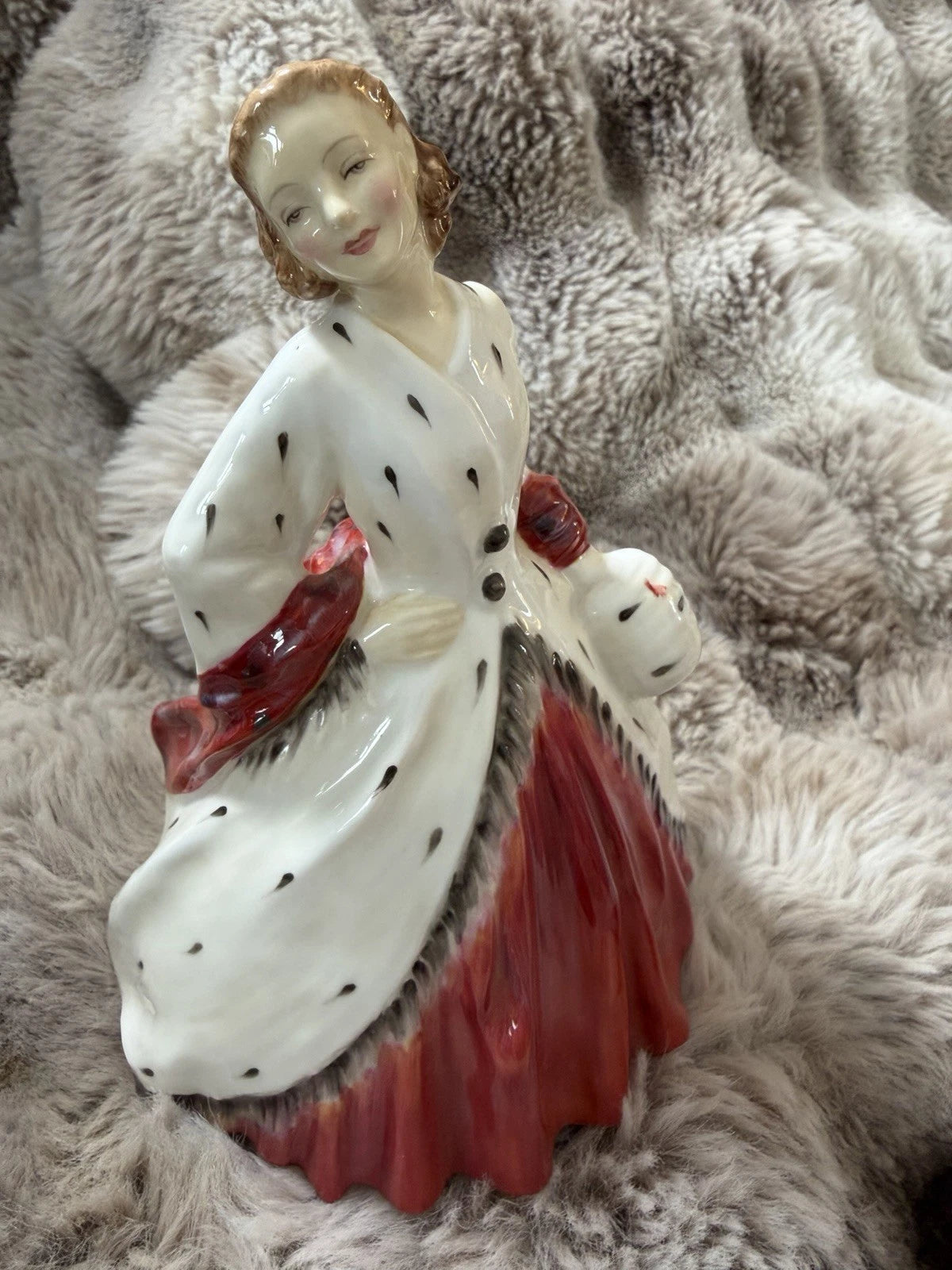 Royal Doulton Vintage THE ERMINE COAT. HN 1981. Retired in 1967. Beautiful!