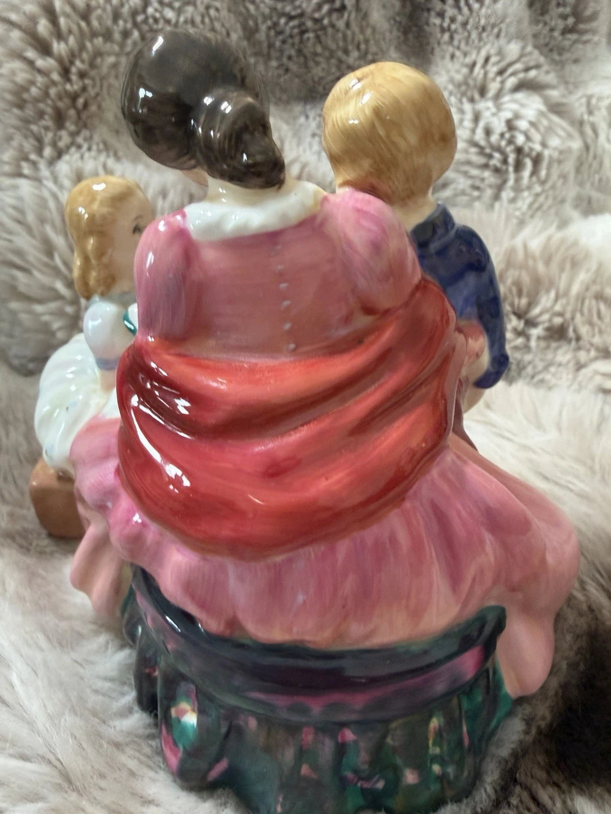 🌙 Royal Doulton Figurine – The Bedtime Story (c. 1959)