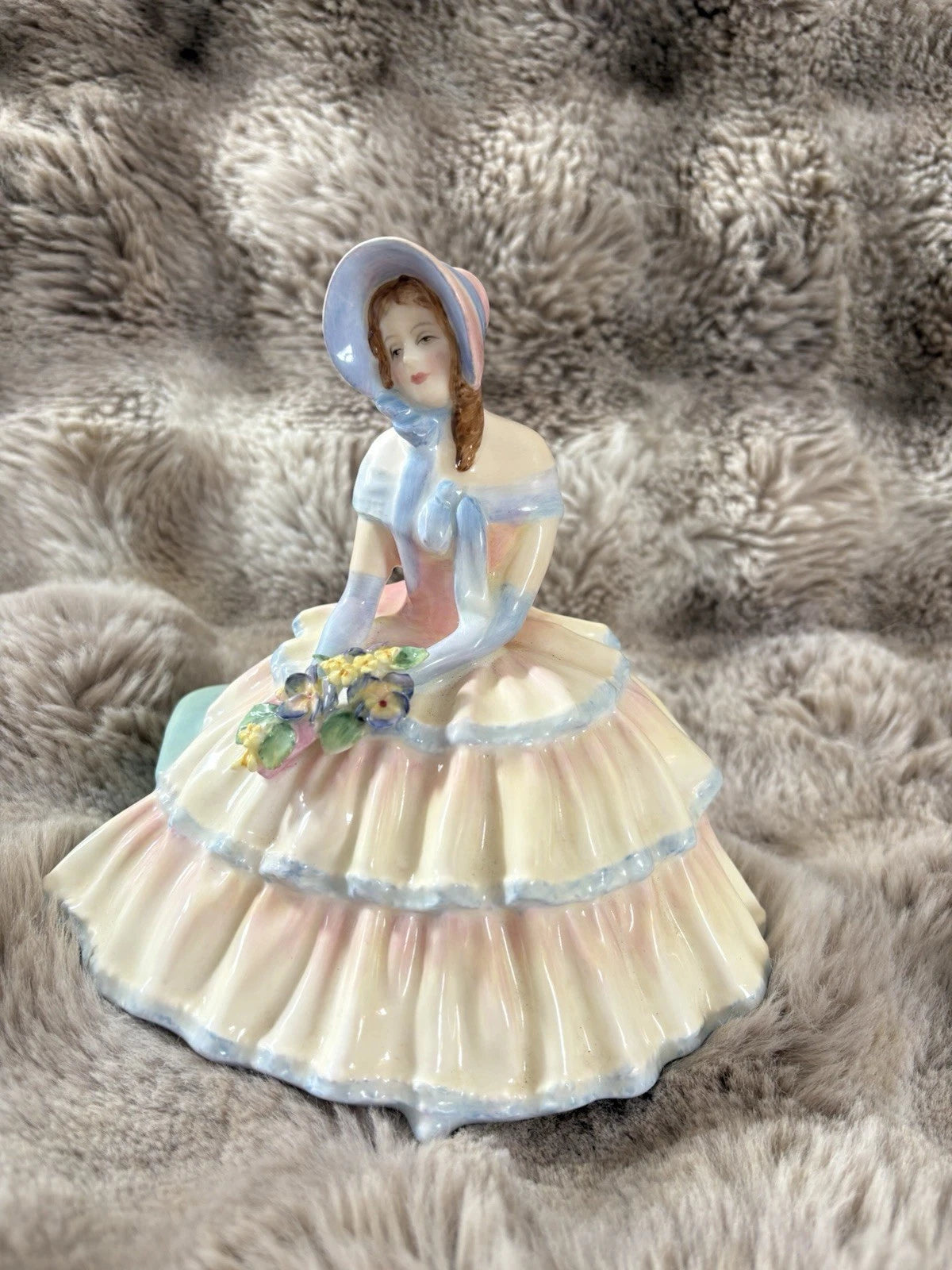 Royal Doulton Figurine “Daydreams” – HN1731 – Bone China