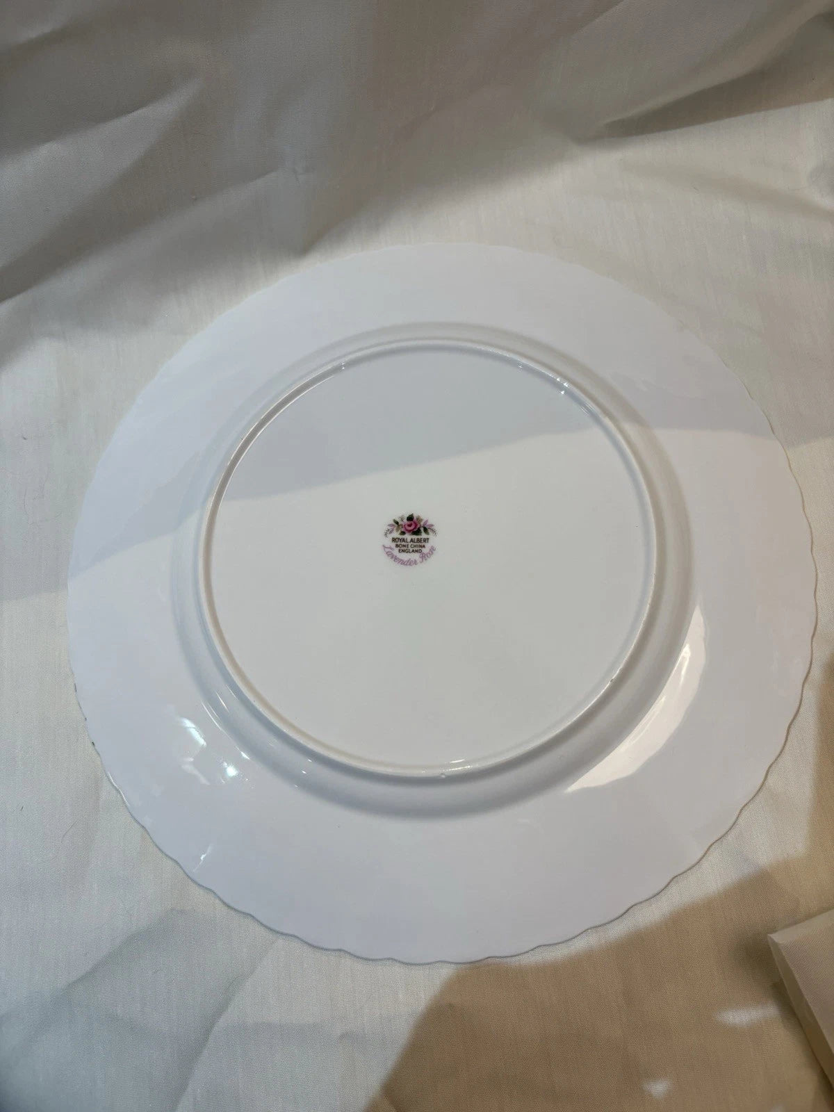 ROYAL ALBERT LAVENDER ROSE ENGLAND DINNER PLATE ROSES GOLD TRIM