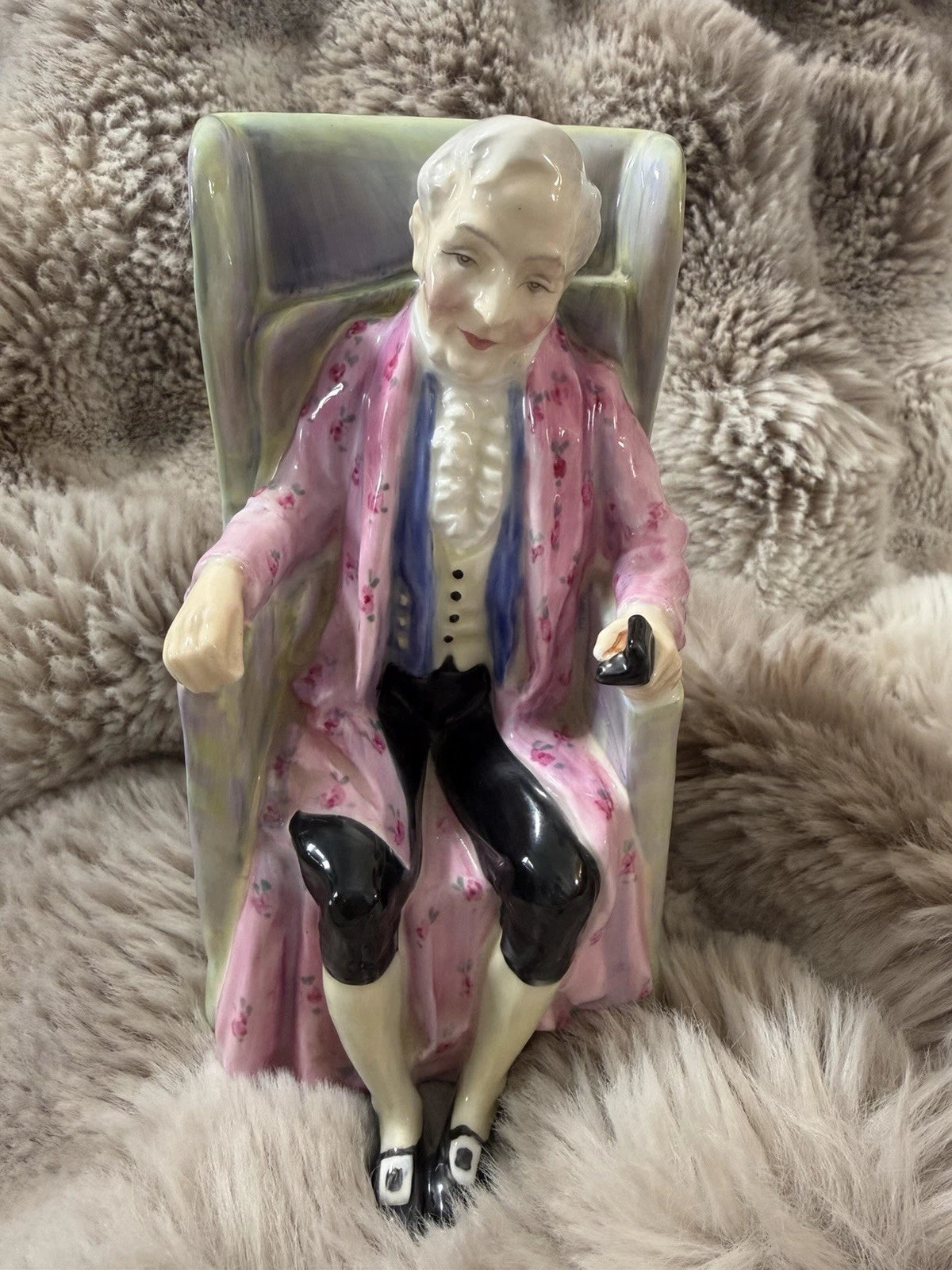 🎩 Royal Doulton Figurine – “Darby” HN2024