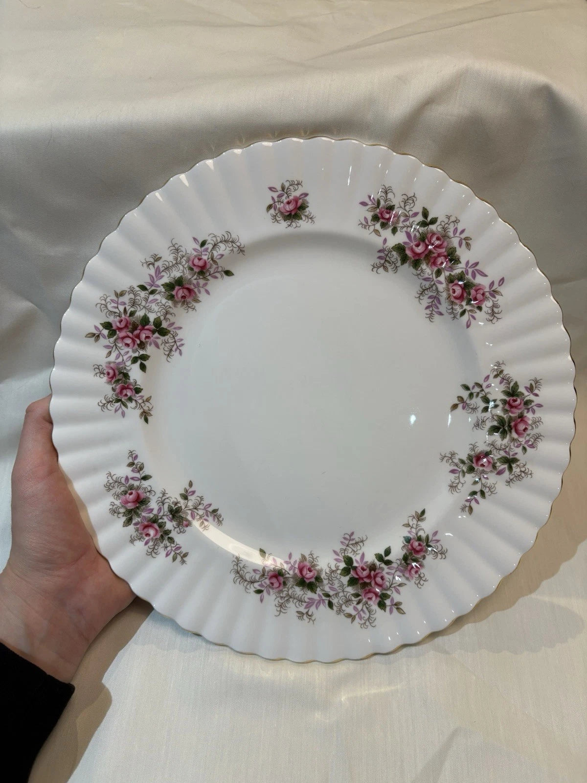 ROYAL ALBERT LAVENDER ROSE ENGLAND DINNER PLATE ROSES GOLD TRIM