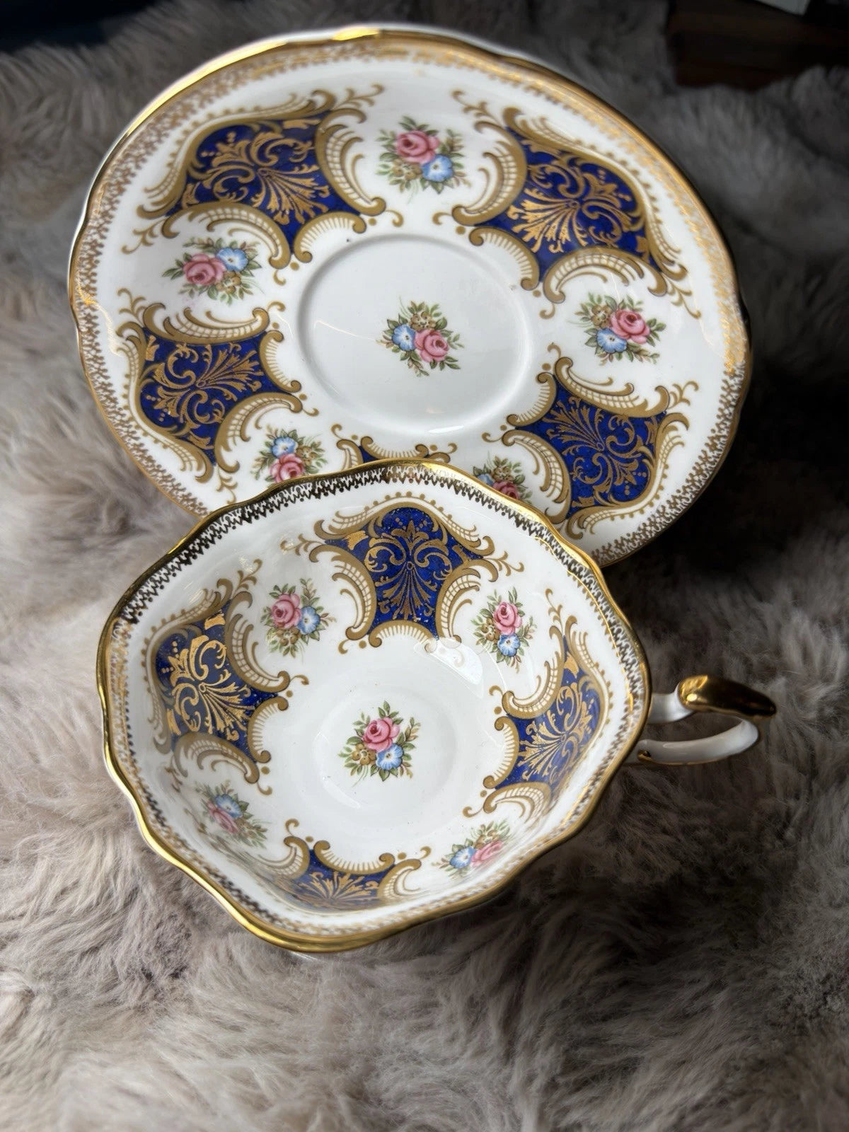 Paragon Tea Cup And Saucer - by appointment to her majesty the queen - Pings 🛎️