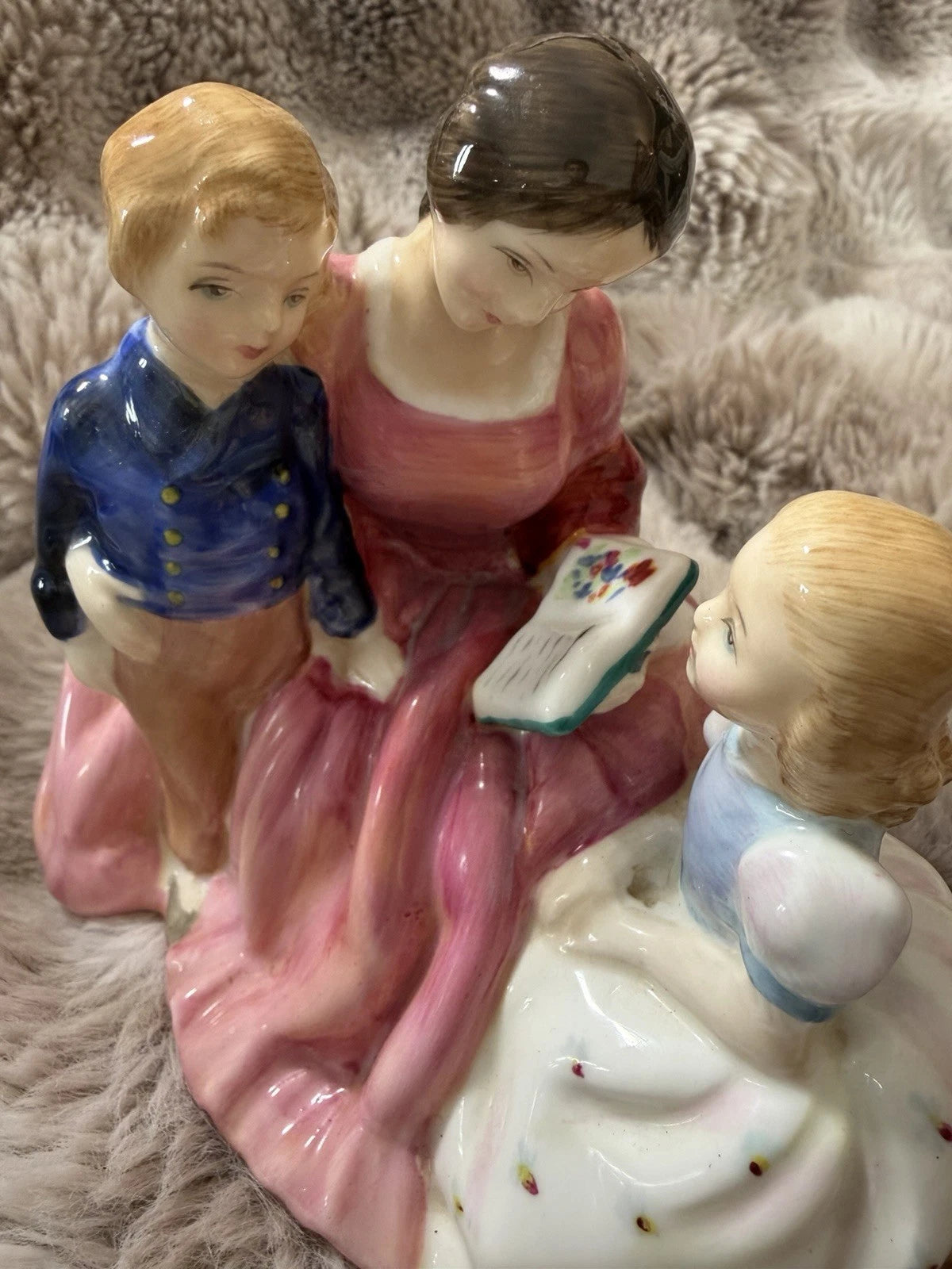 🌙 Royal Doulton Figurine – The Bedtime Story (c. 1959)