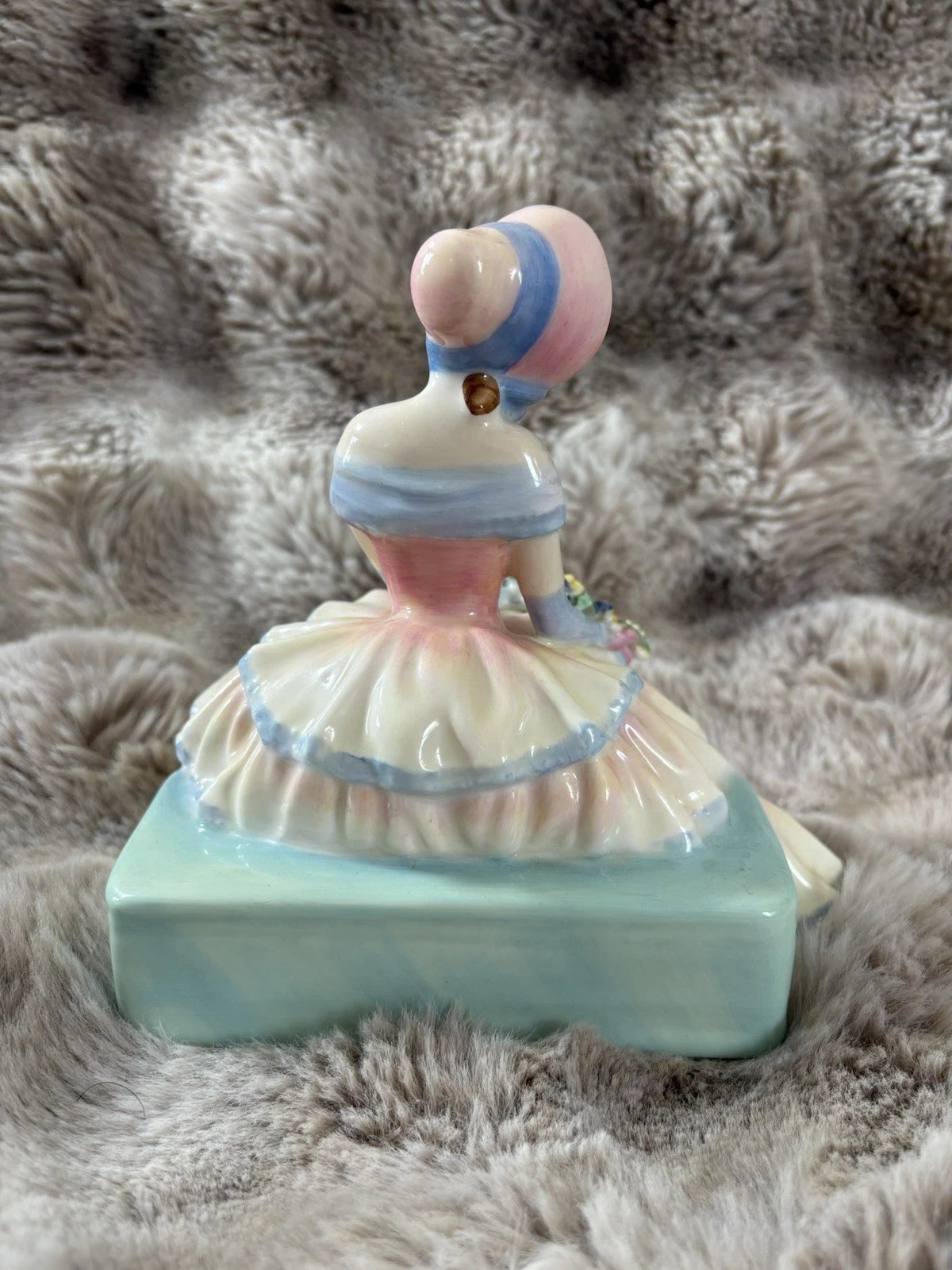 Royal Doulton Figurine “Daydreams” – HN1731 – Bone China