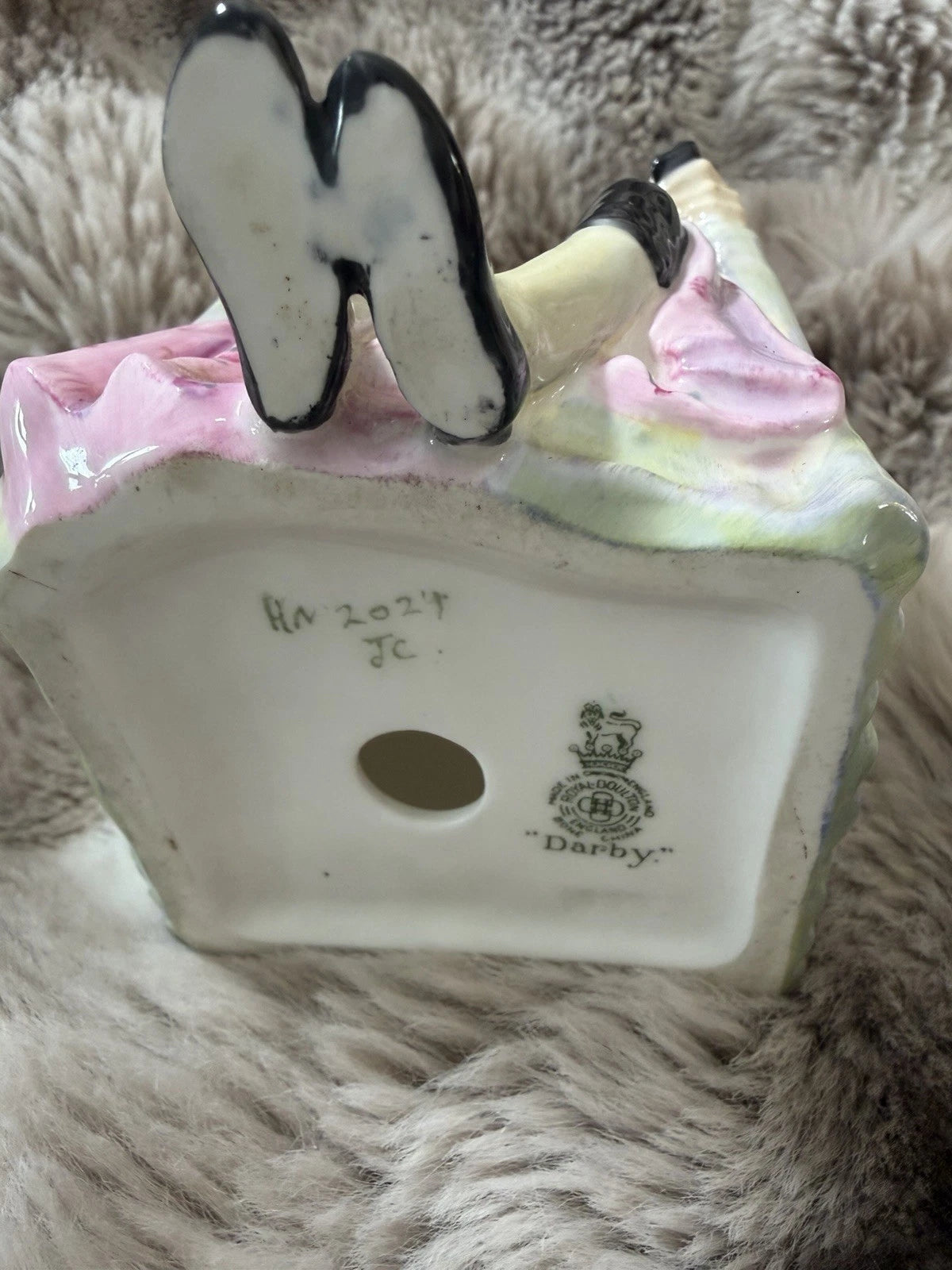 🎩 Royal Doulton Figurine – “Darby” HN2024