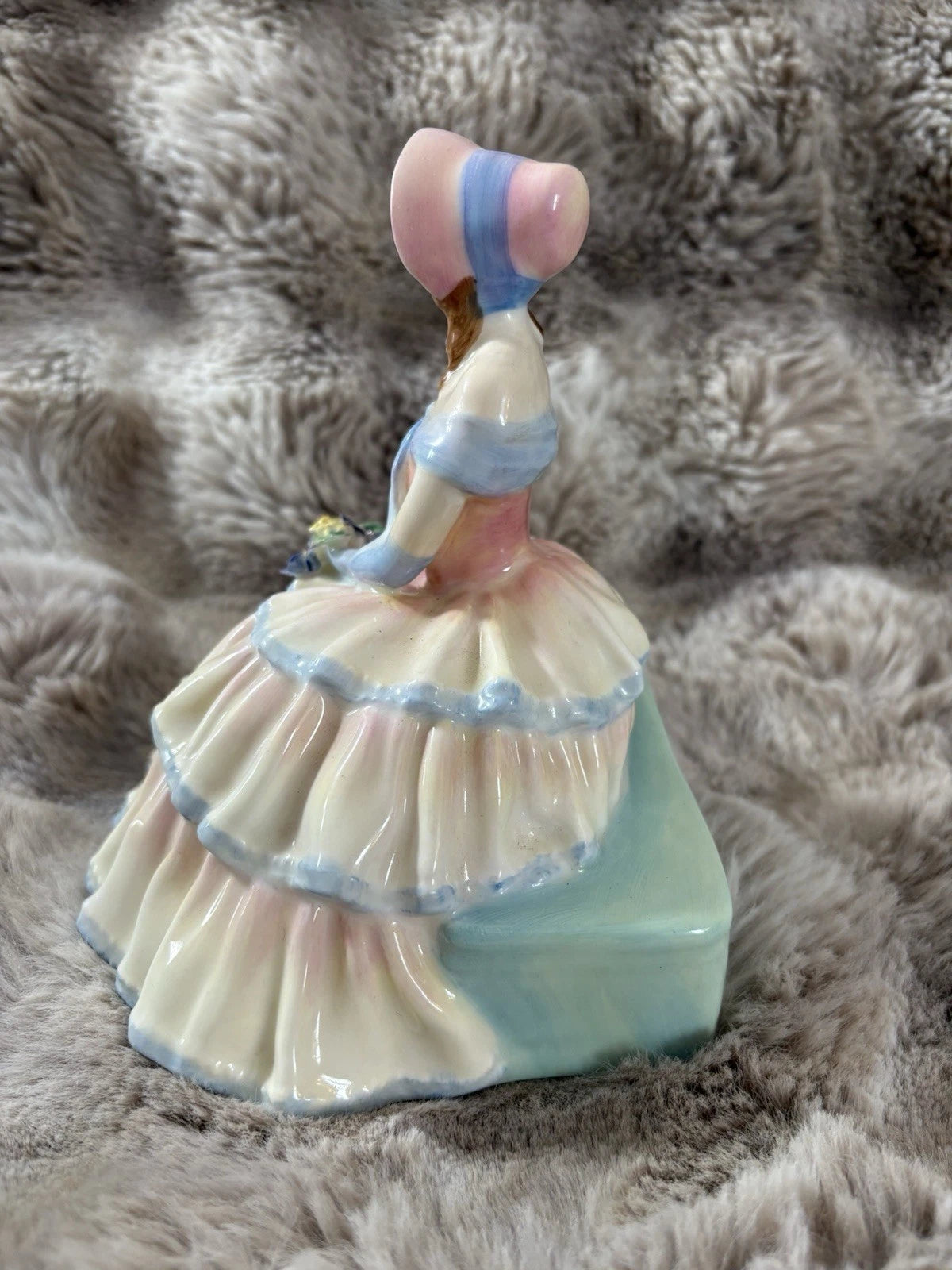 Royal Doulton Figurine “Daydreams” – HN1731 – Bone China