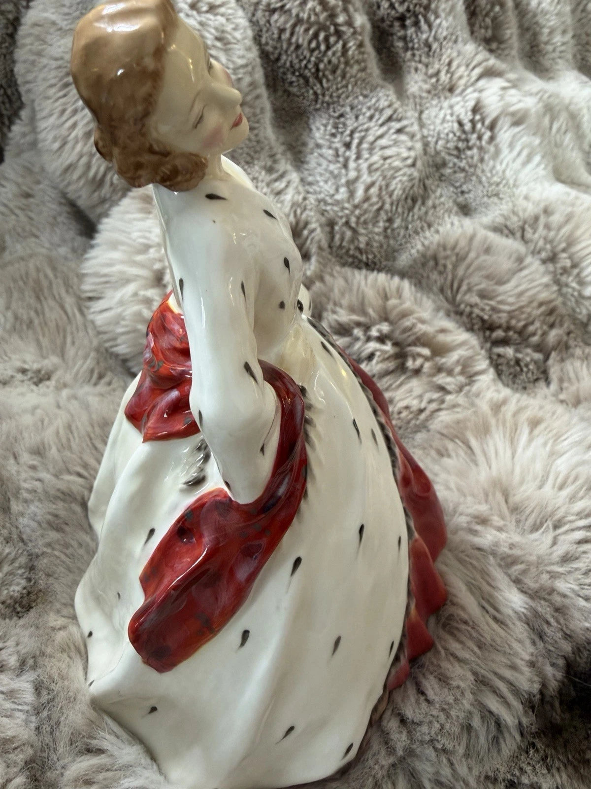 Royal Doulton Vintage THE ERMINE COAT. HN 1981. Retired in 1967. Beautiful!